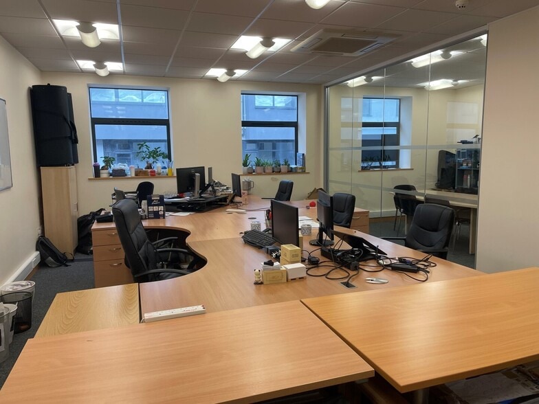 Stirling Way, Borehamwood to rent - Building Photo - Image 3 of 9