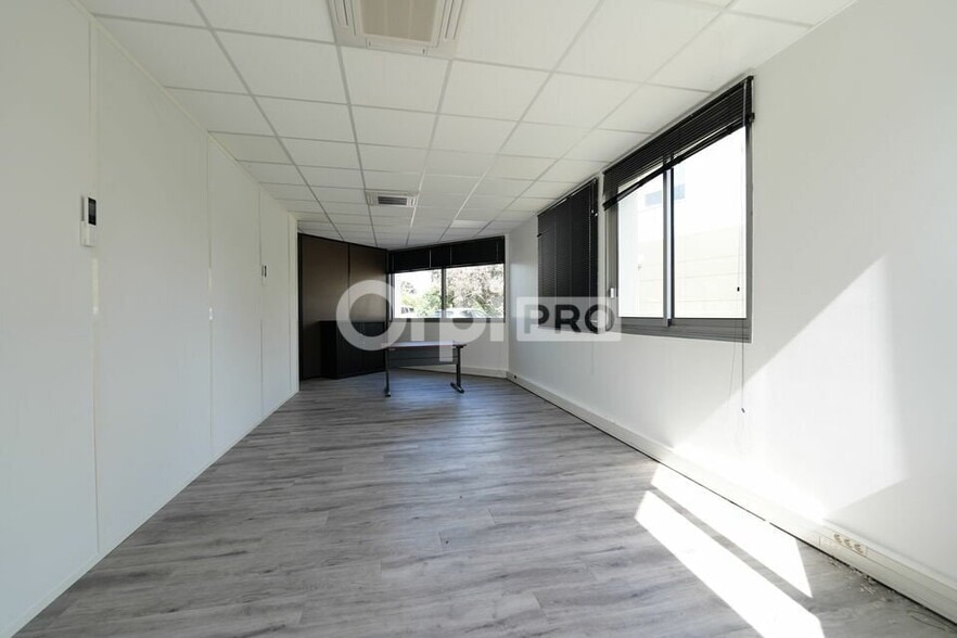 Office in Saint-Maurice-de-Beynost to rent - Interior Photo - Image 3 of 12