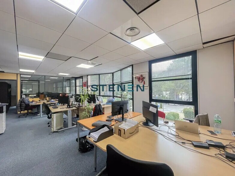 Office in Aix-en-Provence to rent - Interior Photo - Image 2 of 6