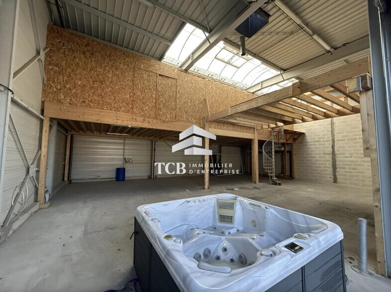 Light Industrial in Les Sorinières to rent - Interior Photo - Image 2 of 6