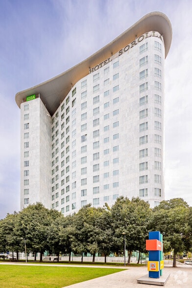 Avinguda de les Corts Valencianes, 58, València, Valencia to rent - Building Photo - Image 3 of 5