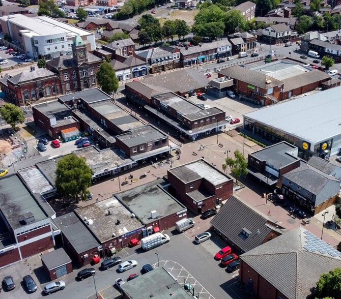 Market Sq, Oldham to rent - Aerial - Image 2 of 2
