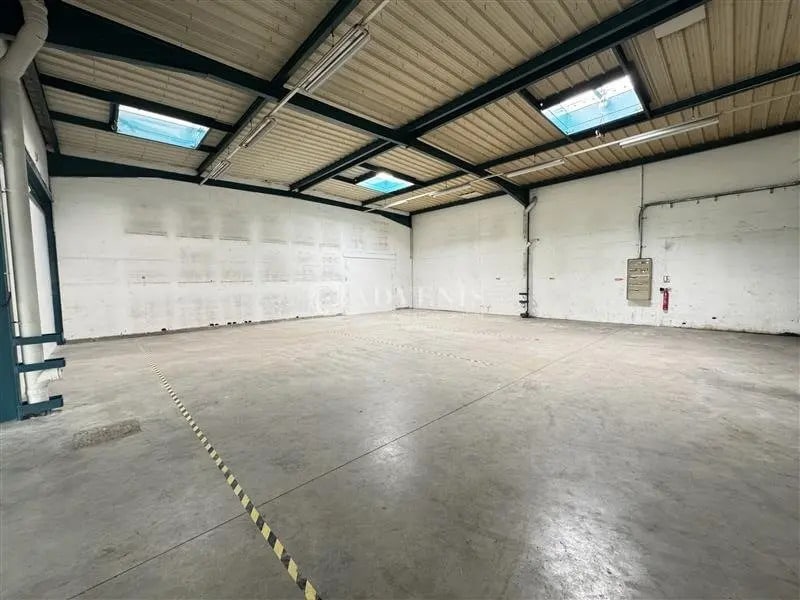 Light Industrial in Tremblay-en-France to rent Interior Photo- Image 1 of 6