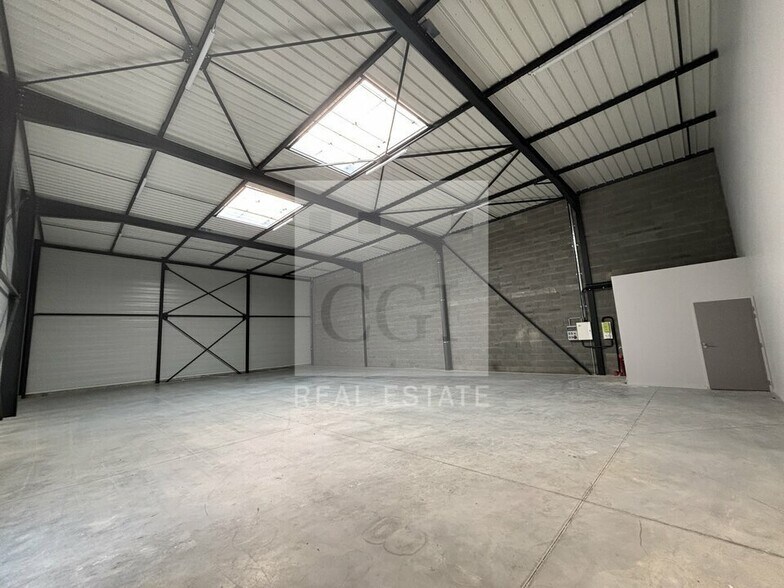 150 Bis Rue Ampère, Genay to rent - Interior Photo - Image 3 of 8