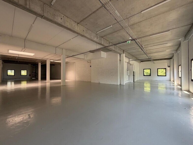 Light Industrial in Limonest to rent - Interior Photo - Image 2 of 10