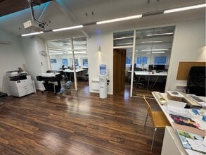 Avion Crescent, London to rent Interior Photo- Image 2 of 6