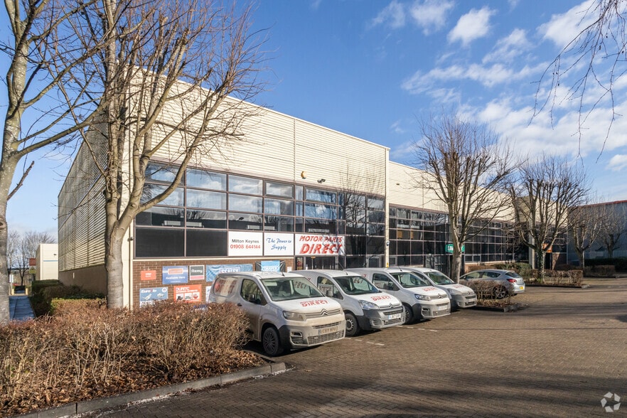 Third Ave, Milton Keynes to rent - Primary Photo - Image 1 of 4