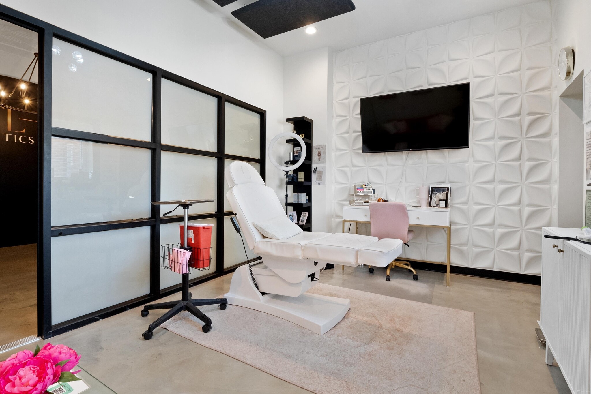 7185 Manchester Rd, Maplewood, MO to rent Interior Photo- Image 1 of 3