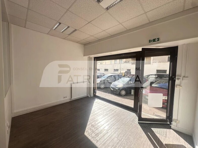 Retail in Marseille 10Eme to rent - Interior Photo - Image 2 of 6