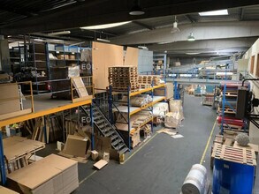 Industrial in SAINT-OUEN-L'AUMONE to rent Interior Photo- Image 1 of 5