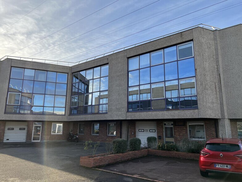 Light Industrial in Nanterre to rent - Building Photo - Image 1 of 7