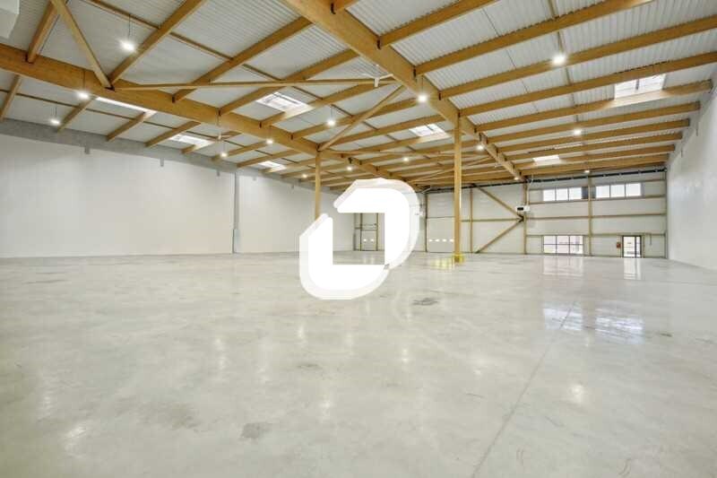 Light Industrial in Louvres to rent Interior Photo- Image 1 of 9