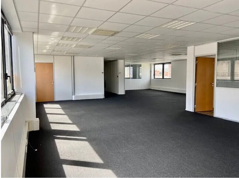 Office in Boulogne-Billancourt to rent - Building Photo - Image 2 of 9