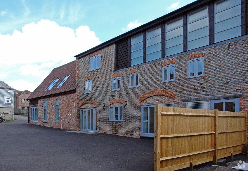 The Broadway, Newbury to rent - Building Photo - Image 3 of 12