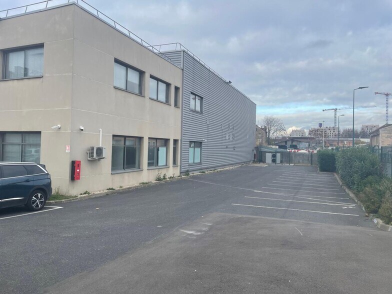 Light Industrial in Gennevilliers to rent - Building Photo - Image 2 of 12