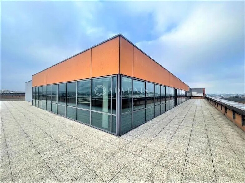 Office in Créteil to rent - Building Photo - Image 2 of 12