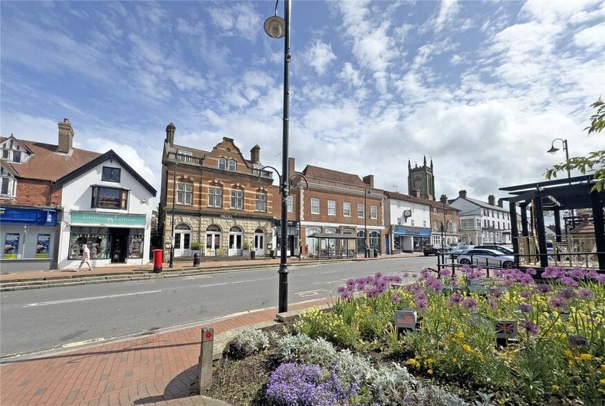 High St, East Grinstead to rent - Building Photo - Image 2 of 2