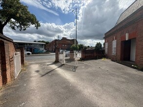 536 Valley Rd, Nottingham to rent Building Photo- Image 2 of 8