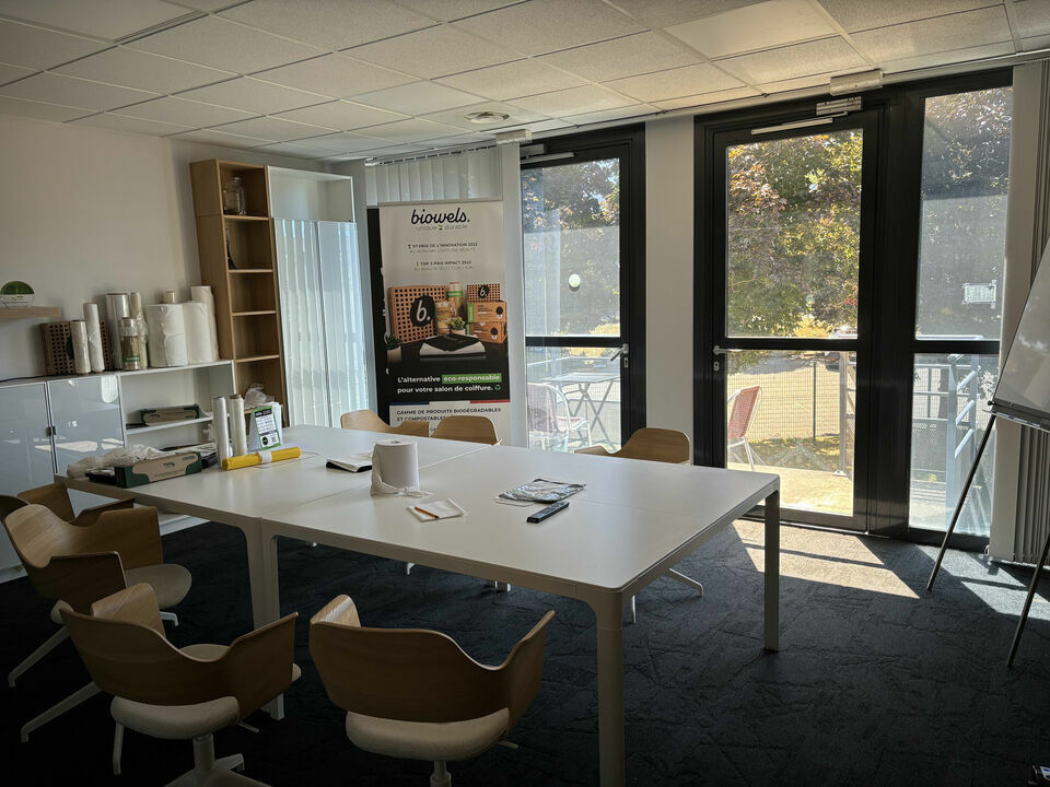 Office in Limonest to rent Interior Photo- Image 1 of 8