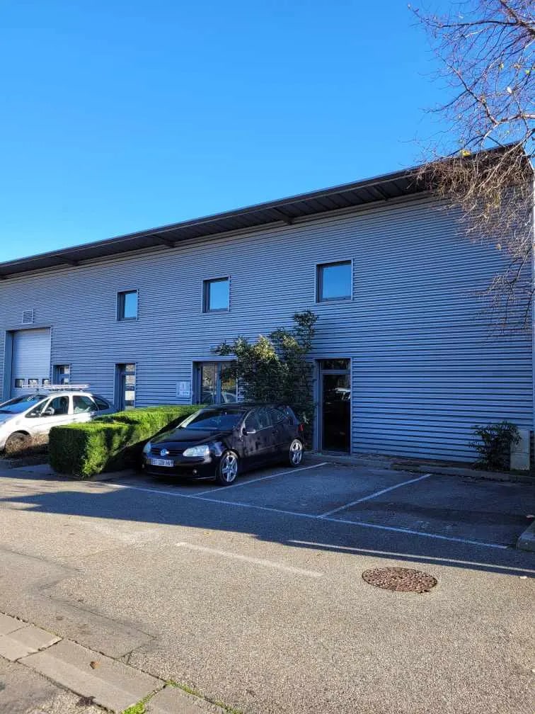 Location Entrepôt 364 m² - Photo 1
