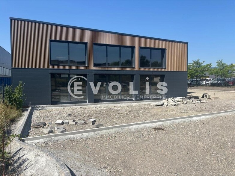 164 Rue De La Garenniere, Mornant to rent - Building Photo - Image 2 of 13