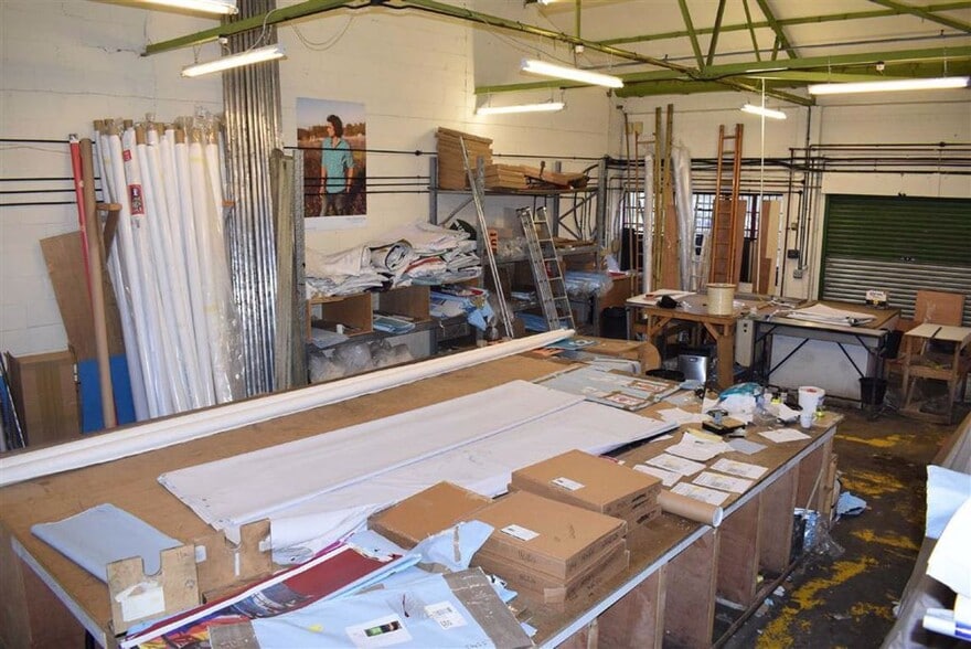 Lenthall Rd, Loughton to rent - Building Photo - Image 2 of 5