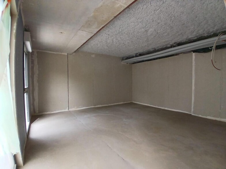 Retail in Fontenay Sous Bois to rent - Interior Photo - Image 1 of 9
