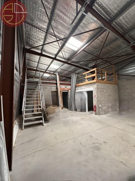 Industrial in Tournefeuille to rent - Interior Photo - Image 2 of 11
