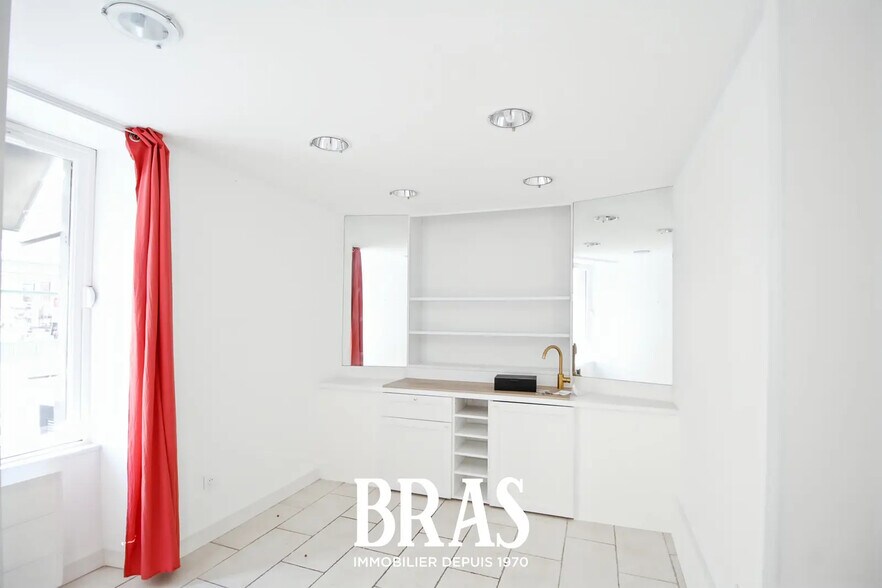 Retail in Nantes to rent - Interior Photo - Image 3 of 5