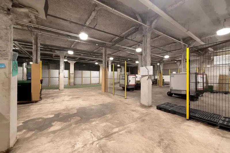 Industrial in Paris to rent - Interior Photo - Image 1 of 6