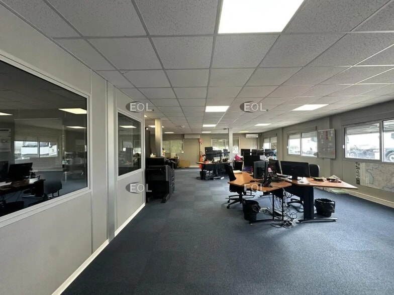 Light Industrial in Vitrolles to rent - Building Photo - Image 2 of 2