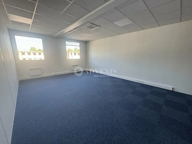 Office in Tremblay-en-France to rent - Interior Photo - Image 2 of 5