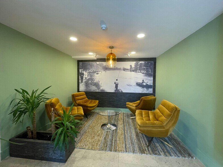 Kingsbury Cres, Staines to rent - Building Photo - Image 2 of 5