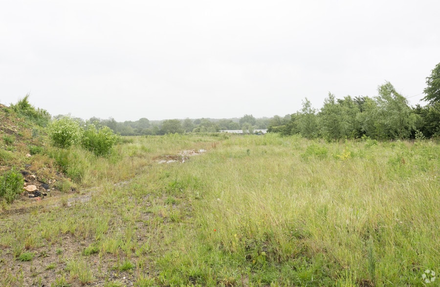 Mill Ln, Westbury to rent - Building Photo - Image 3 of 4