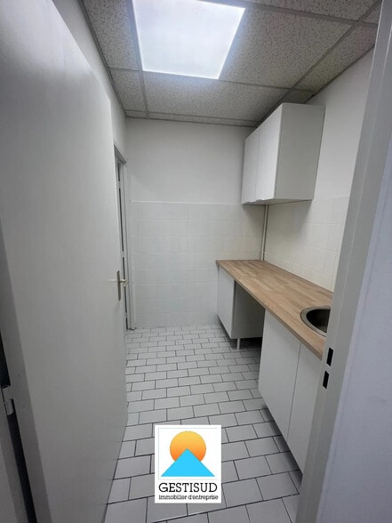 Office in Aubagne to rent - Interior Photo - Image 2 of 8