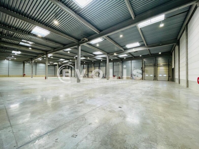 Light Industrial in Combs-la-Ville to rent - Interior Photo - Image 1 of 3