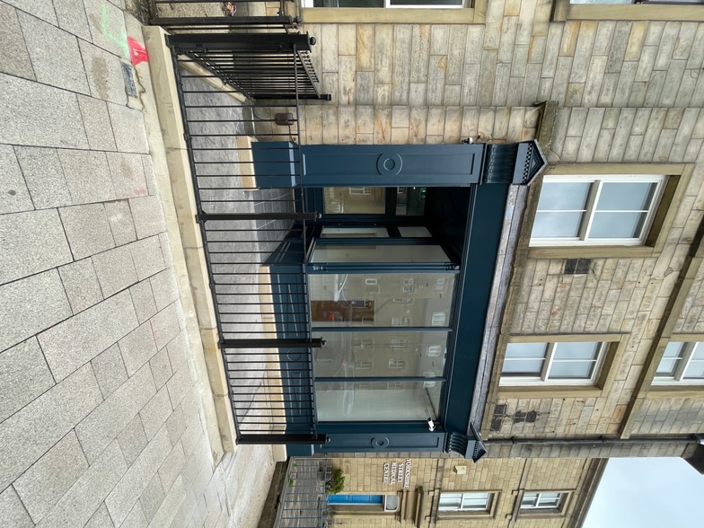 76B Yorkshire St, Burnley to rent - Building Photo - Image 2 of 4