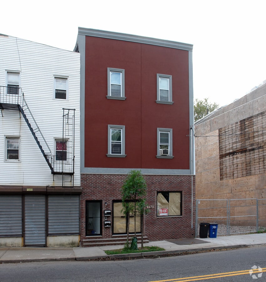 794 Richmond Ter, Staten Island 10301 UK