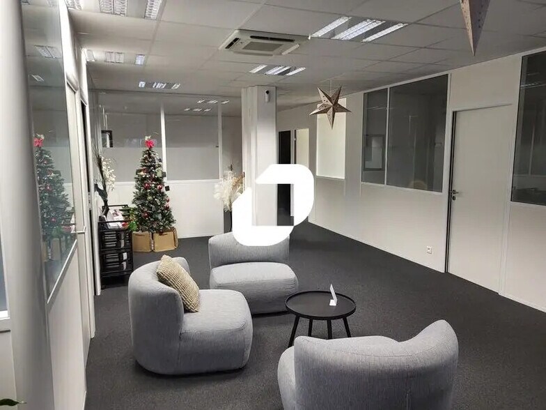 Office in Mérignac to rent - Interior Photo - Image 1 of 10