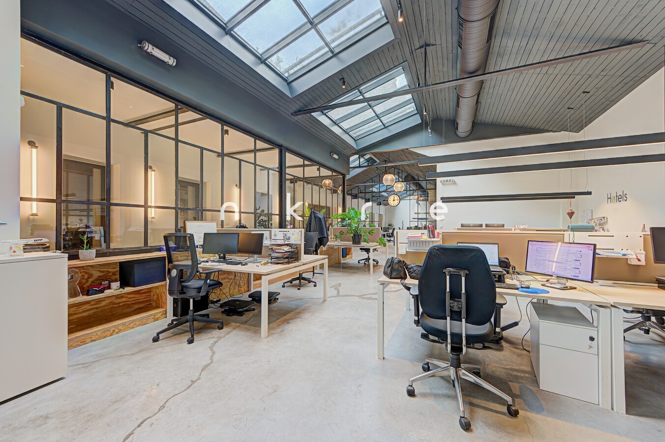 Paris, PAR 75017 - - - Interior Photo - Image 2 of 15