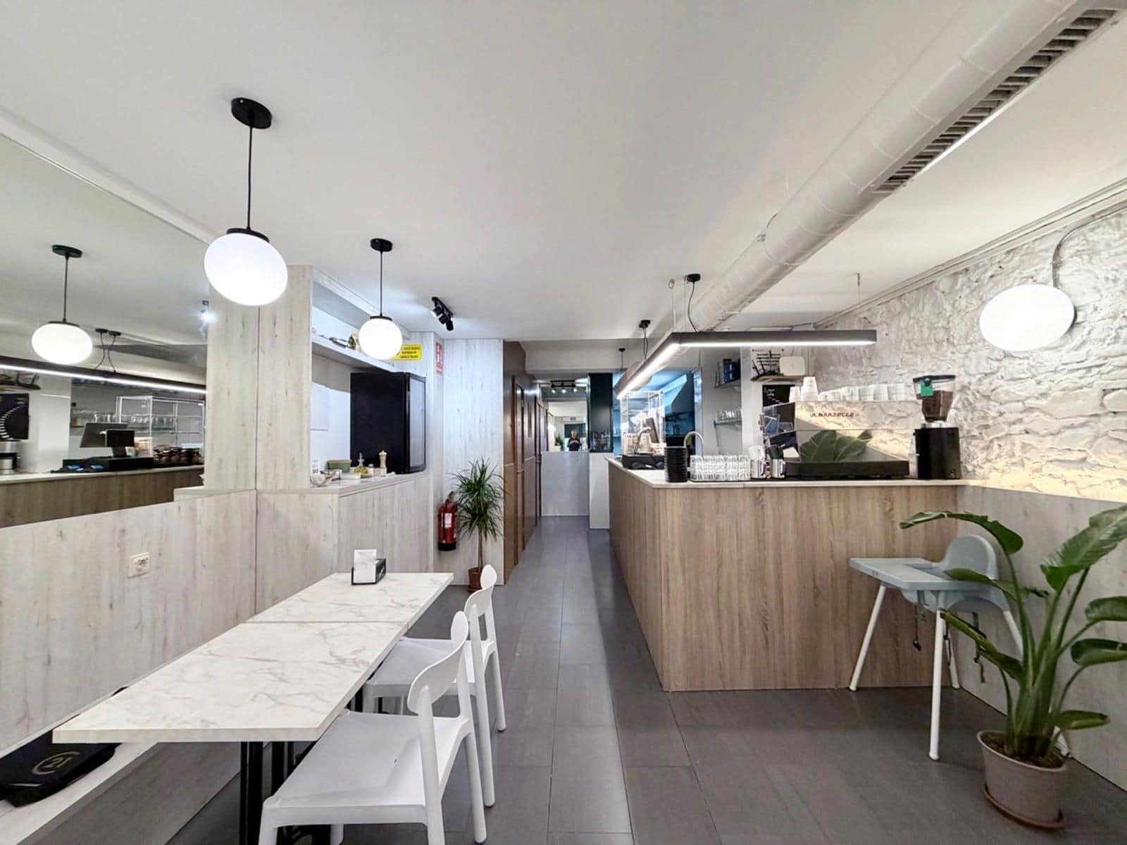 Retail in Barcelona, Barcelona to rent Interior Photo- Image 1 of 21