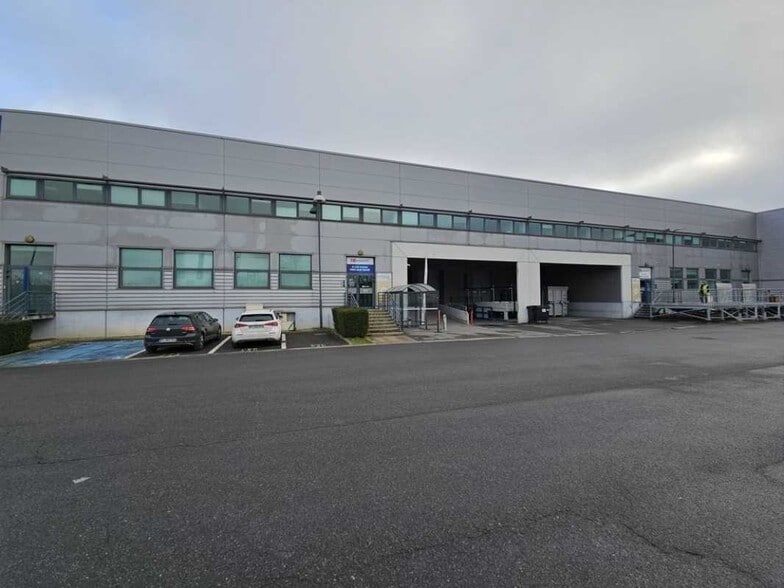 Light Industrial in Ivry-sur-Seine to rent - Building Photo - Image 1 of 11