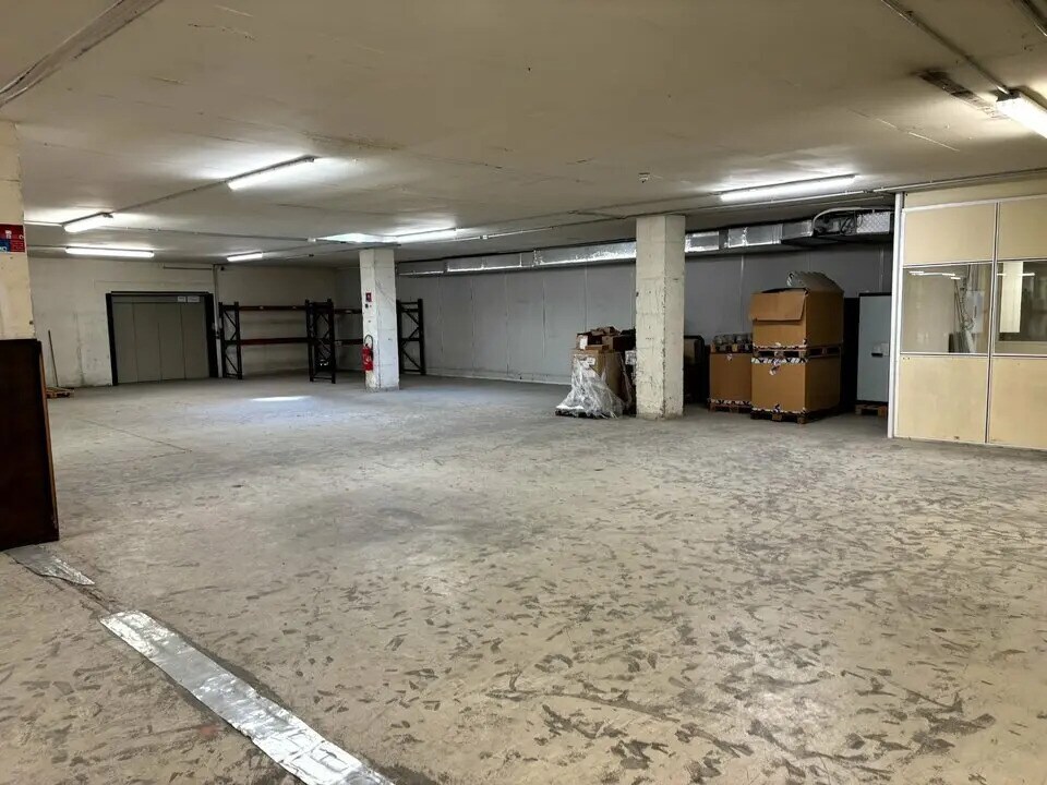 Location Entrepôt 1 646 m² - Photo 1