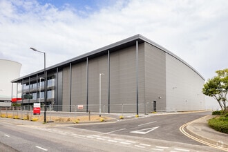 136 Edinburgh Av, Slough to rent Building Photo- Image 2 of 2