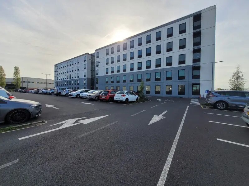 Office in SAINT-OUEN-L'AUMONE to rent Building Photo- Image 1 of 11