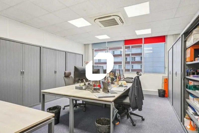 Office in Levallois-Perret to rent - Interior Photo - Image 2 of 9
