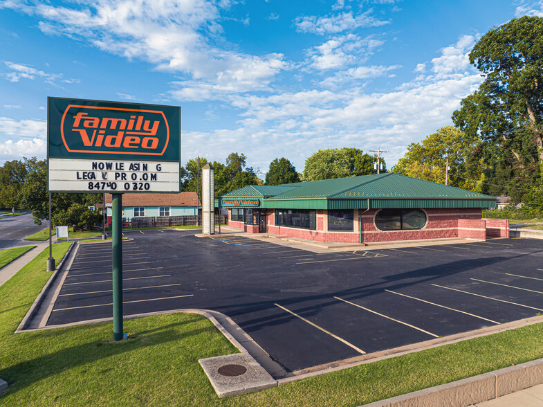 2004 N Broadway St, Pittsburg, KS for rent - Building Photo - Image 1 of 7