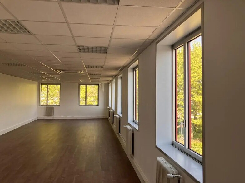 66 Rue Des Vanesses, Villepinte for sale - Interior Photo - Image 3 of 14