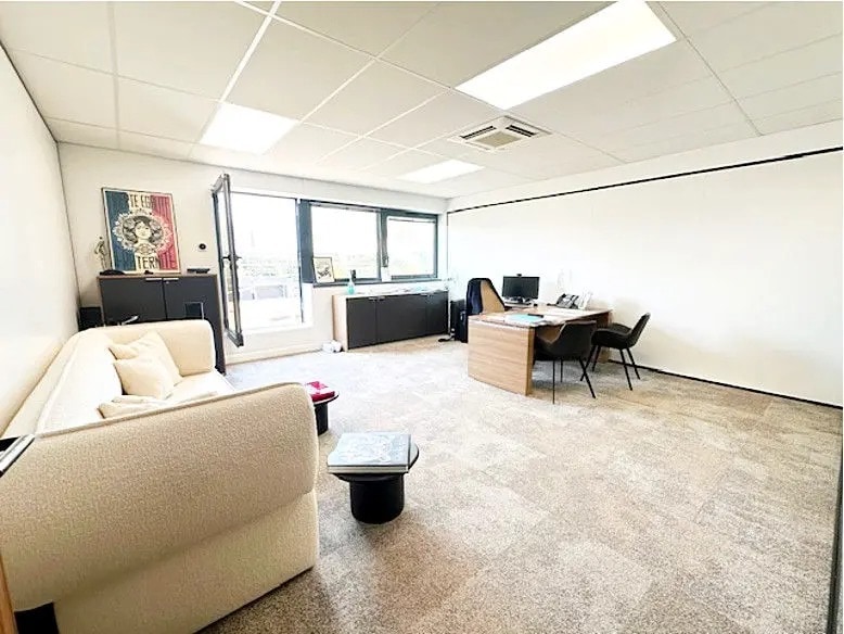 Office in Clichy to rent Interior Photo- Image 1 of 11