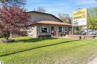 3232 W Houghton Lake Dr, Houghton Lake, MI for sale Primary Photo- Image 1 of 1